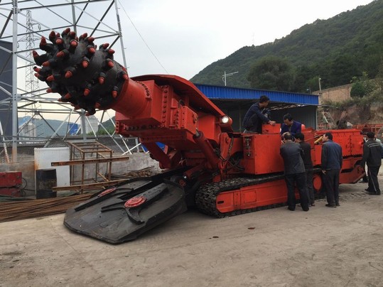 礦建三公司雙龍項(xiàng)目部 EBZ-230掘進(jìn)機(jī)順利入井