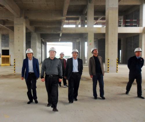 陜煤集團(tuán)總經(jīng)理助理、建設(shè)集團(tuán)聯(lián)合黨委書記、董事長(zhǎng)寧興剛“雙節(jié)”期間深入澄合分公司中科遙感工地慰問(wèn)施工一線的干部職工