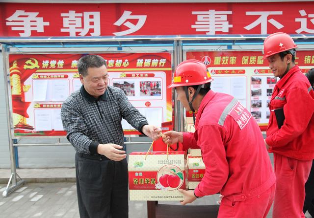 陜煤集團(tuán)總經(jīng)理助理、建設(shè)集團(tuán)聯(lián)合黨委書記、董事長(zhǎng)寧興剛一行深入礦建二公司冶坪項(xiàng)目部慰問(wèn)一線職工