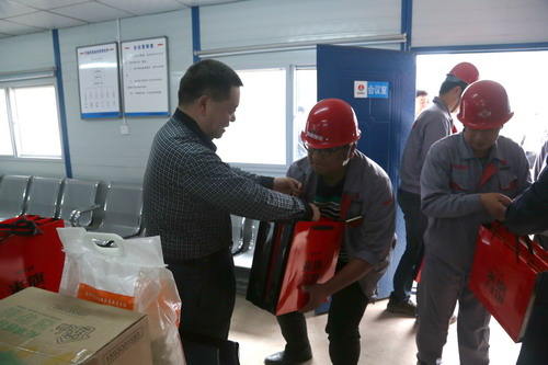 陜煤集團(tuán)總經(jīng)理助理、建設(shè)集團(tuán)聯(lián)合黨委書記、董事長(zhǎng)寧興剛一行深入基層慰問(wèn)一線員工