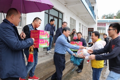 陜西澄合合陽(yáng)煤炭開發(fā)有限公司領(lǐng)導(dǎo)中秋節(jié)看望慰問(wèn)一線施工人員