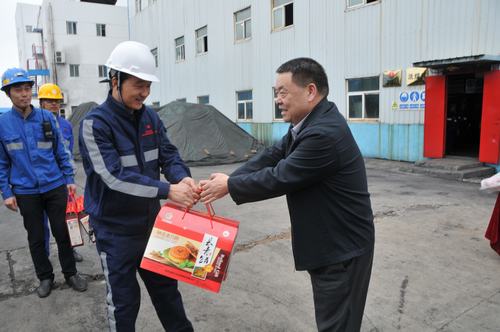 陜煤集團(tuán)總經(jīng)理助理、建設(shè)集團(tuán)聯(lián)合黨委書記、董事長(zhǎng)寧興剛一行節(jié)日期間深入洗選煤運(yùn)營(yíng)公司基層慰問(wèn)一線員工