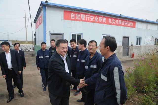 陜煤集團(tuán)總經(jīng)理助理、建設(shè)集團(tuán)聯(lián)合黨委書記、董事長(zhǎng)寧興剛一行深入掘進(jìn)公司紅柳林項(xiàng)目部走訪慰問(wèn)