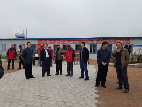 陜煤集團(tuán)總經(jīng)理助理、建設(shè)集團(tuán)聯(lián)合黨委書記、董事長(zhǎng)寧興剛一行蒞臨韓城分公司榆北煤業(yè)公司小保當(dāng)?shù)V施工現(xiàn)場(chǎng)和大家一起過(guò)中秋