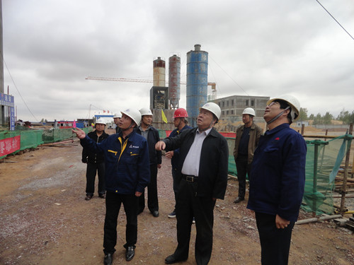陜煤集團總經(jīng)理助理、建設(shè)集團聯(lián)合黨委書記、董事長寧興剛一行中秋節(jié)深入曹家灘項目工地視察慰問