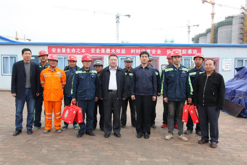 到一線，送祝福，鼓干勁