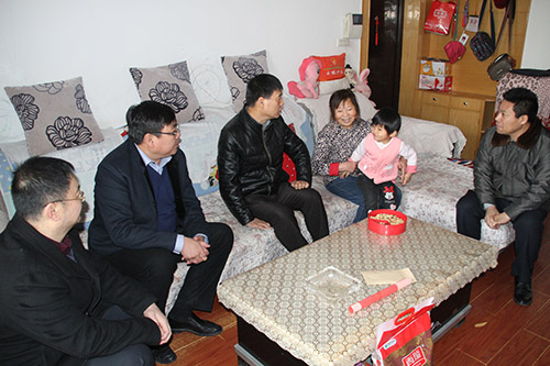 侯本英走訪慰問貧困職工