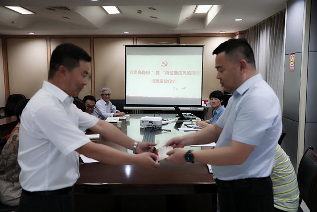 亮身份，陜煤建設(shè)路橋分公司黨員干部在行動！