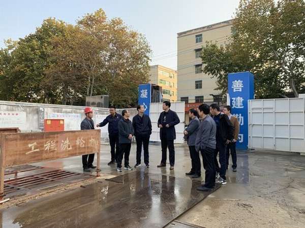 渭南市臨渭區(qū)副區(qū)長王志鵬一行蒞臨陜煤建設(shè)渭南分公司梅園新村棚改項目指導(dǎo)工作