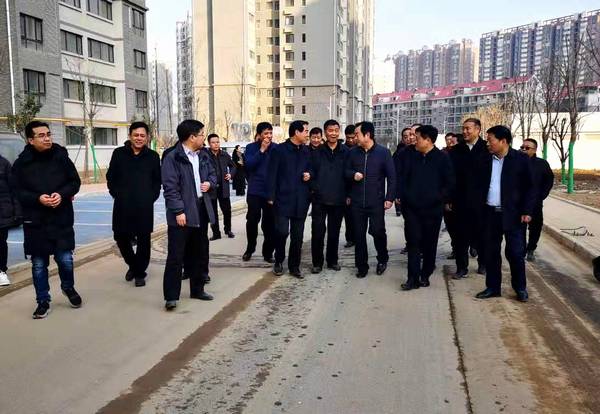 銅川礦業(yè)公司黨委書記、執(zhí)行董事劉水利一行蒞臨銅煤1#、2#住宅小區(qū)現(xiàn)場(chǎng)調(diào)研指導(dǎo)工作