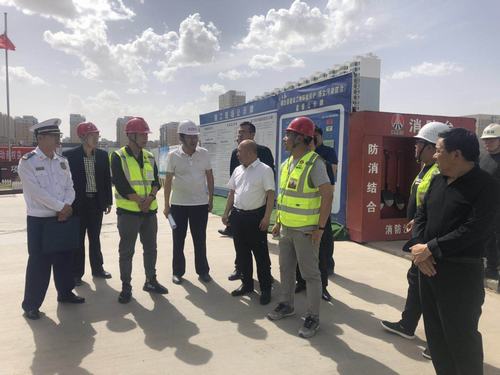 靖邊縣縣委常委、常務(wù)副縣長(zhǎng)孟春偉一行蒞臨陜煤建設(shè)銅煤公司承建的金地華府項(xiàng)目檢查指導(dǎo)工作