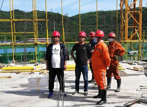 雙龍煤業(yè)公司領(lǐng)導(dǎo)蒞臨咸陽分公司雙龍項(xiàng)目部檢查指導(dǎo)工作