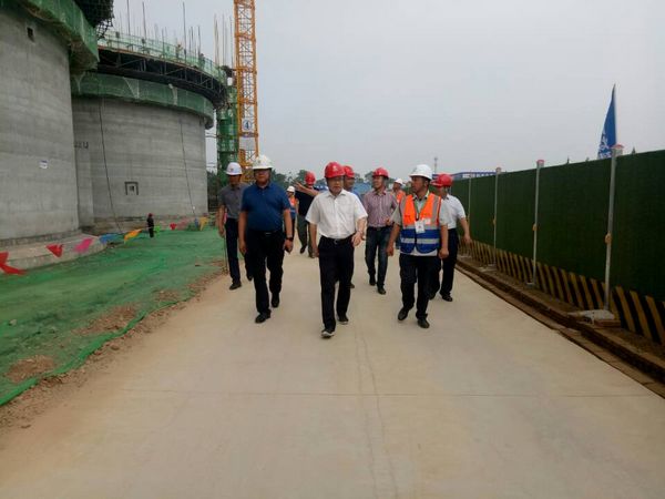中儲(chǔ)糧西安分公司總經(jīng)理戴中文、新建項(xiàng)目領(lǐng)導(dǎo)小組組長(zhǎng)王錄印蒞臨天工公司承建的中儲(chǔ)糧淺圓倉(cāng)工地檢查指導(dǎo)工作