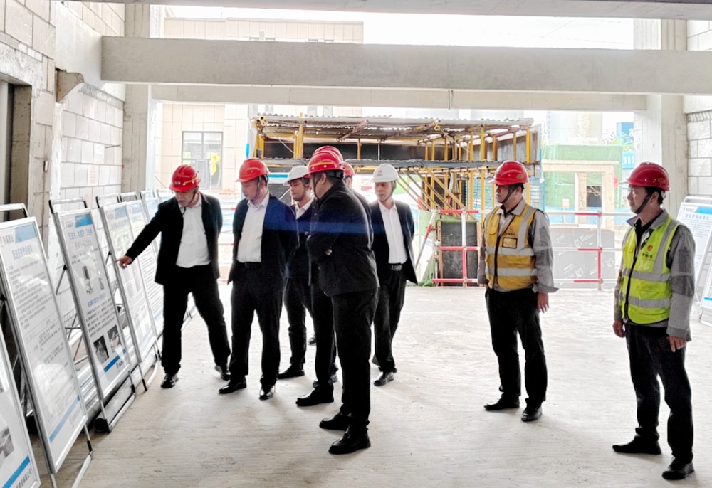 陜煤集團(tuán)基本建設(shè)部高級(jí)主任師楊景輝一行深入陜煤建設(shè)銅煤公司承建的檸條塔新建3#、4#員工公寓樓項(xiàng)目檢查指導(dǎo)工作