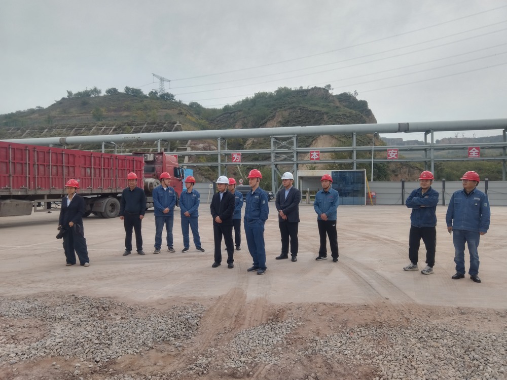 陜煤集團(tuán)府谷能源開發(fā)有限公司黨委書記、 董事長(zhǎng)李寧蒞臨陜西新元潔能有限公司電石廠電池儲(chǔ)能調(diào)峰項(xiàng)目檢查指導(dǎo)工作