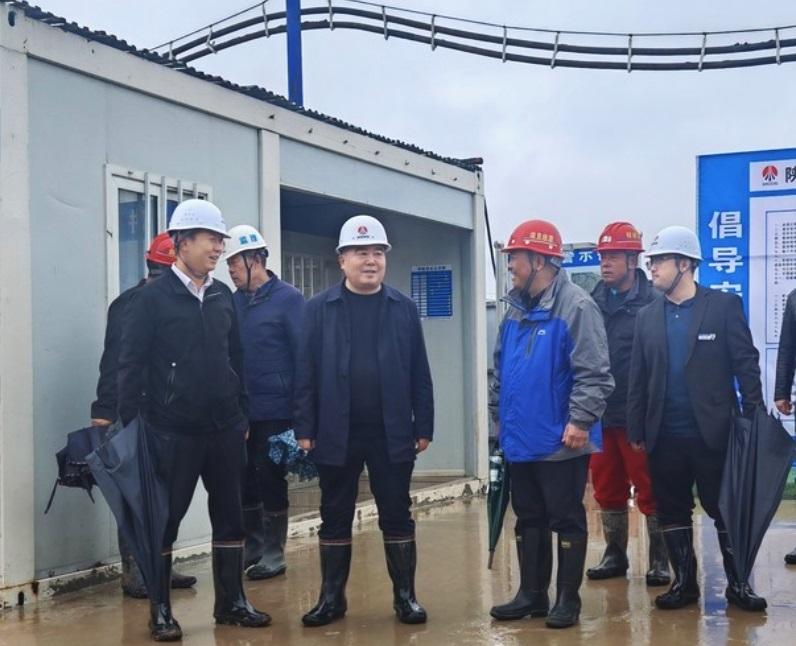 彬長(zhǎng)集團(tuán)副總經(jīng)理萬近礦蒞臨小莊煤礦義門風(fēng)井項(xiàng)目35KV變電站工程現(xiàn)場(chǎng)視察指導(dǎo)工作