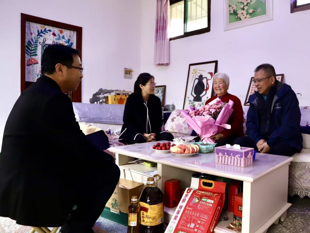 陜煤建設(shè)機電安裝公司：重陽慰問暖人心 敬老愛親顯擔(dān)當(dāng)