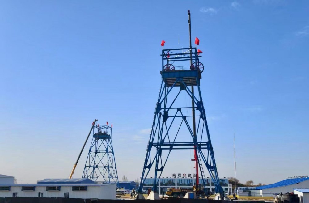 速看！陜煤建設(shè)礦建三公司又一組鑿井井架順利起吊安裝