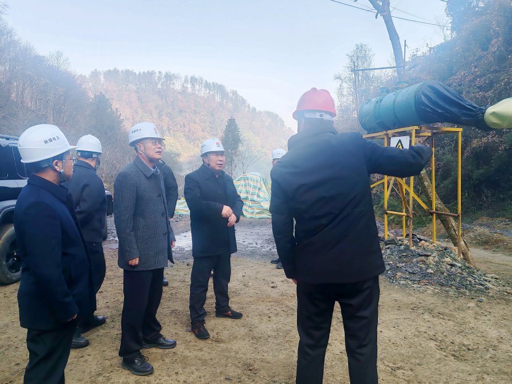 陜煤集團(tuán)總經(jīng)理助理、陜煤電力集團(tuán)黨委書記、董事長(zhǎng)馮平安一行深入西鄉(xiāng)抽蓄電站勘探平硐項(xiàng)目現(xiàn)場(chǎng)檢查指導(dǎo)前期準(zhǔn)備工作